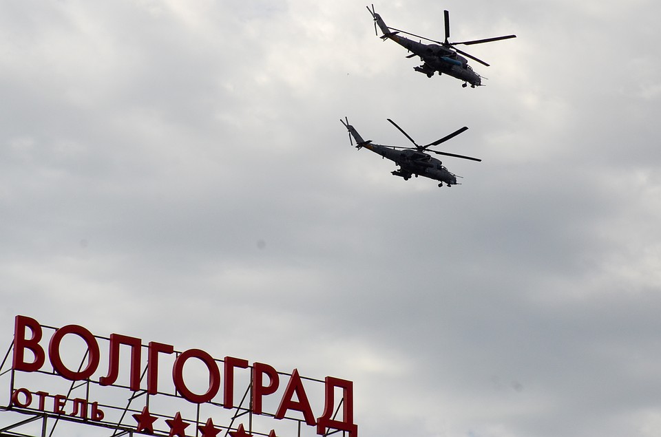 Эти вертолеты могли пробить бронированную технику противника. Сегодня они не демонстрируют свои возможности, а участвуют а параде на небе. Фото: Геннадий БИСЕНОВ