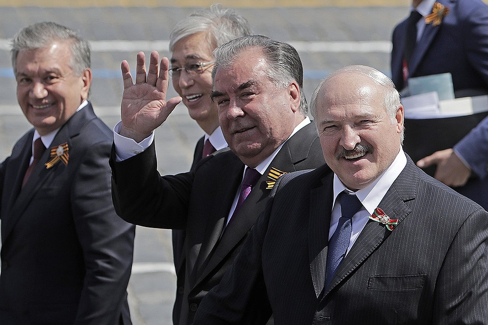 Президент Узбекситана Шавкат Мирзиеев, президент Казахстана Касым-Жомарт Токаев, президент Таджикистана Эмомали Рахмон и президент Белоруссии Александр Лукашенко (слева направо) на Красной площади. Фото: Михаил Метцель/ТАСС