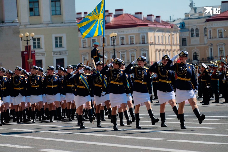 Восхитительная колонна женщин-военнослужащих. Фото: Артем КИЛЬКИН
