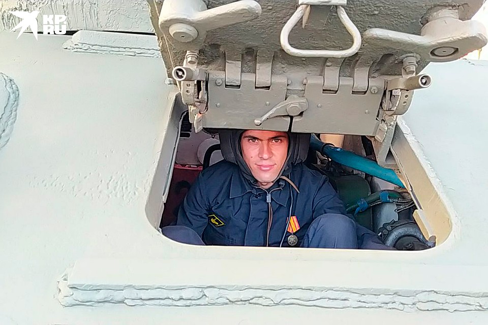 Механик-водитель Юрий Сандаков выводит на парад "тридцатьчетверку" уже в пятый раз. Фото: Сергей ВОЛЧКОВ