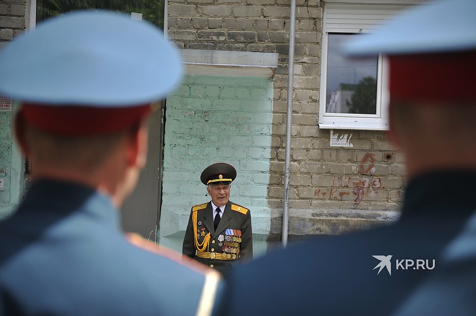 Николай Власов пообщался с военнослужащими у своего дома Фото: Алексей БУЛАТОВ