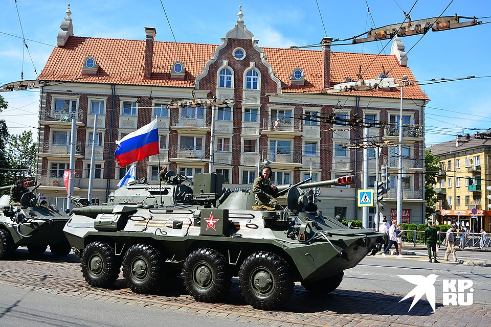В Калининграде в военном параде приняли участие 75 единиц техники. Фото: Александр КАТЕРУША