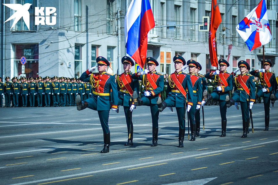Обязательный ритуал - вынос знамен - сопровождался песней «Священная война». Фото: Алена МАРТЫНОВА