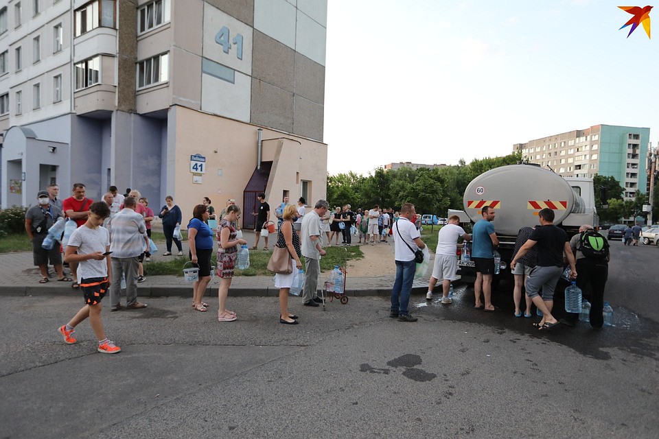 Огромные очереди выстроились к цистернам с водой в западной части Минска. Фото: Дмитрий ЛАСЬКО