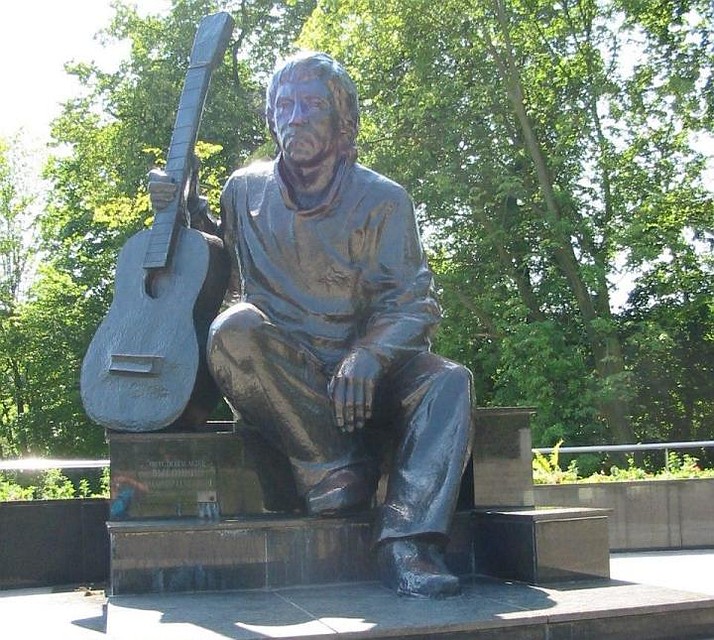 Памятник кумиру в Центральном парке Калининграда. Фото: Владислав РЖЕВСКИЙ
