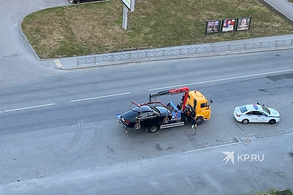 Машину лихача увезли на эвакуаторе. Фото: Евгений Елфимов
