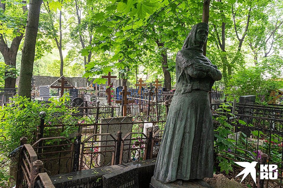 А здесь покоится жена Героя Советского Союза Константина Ольшанского Екатерина Ольшанская - его проникновенные письма с фронта были позже опубликованы (можно найти в Сети). Фото: Михаил ФРОЛОВ