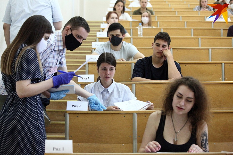 Пока задания не получат все абитуриенты, переворачивать бланки и смотреть тест нельзя Фото: Святослав ЗОРКИЙ