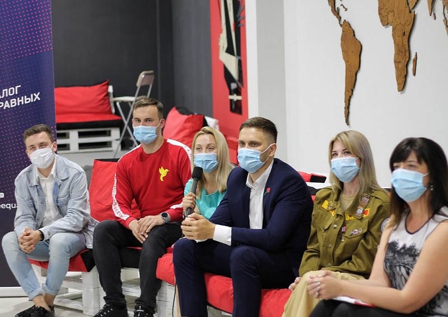 Губернатор Алтайского края Виктор Томенко встречи с молодежными организациями проводит постоянно, слишком много у миллинеалов вопросов, ответ на которые они хотят услышать от власти. Фото: Пресс-служба администрации Алтайского края