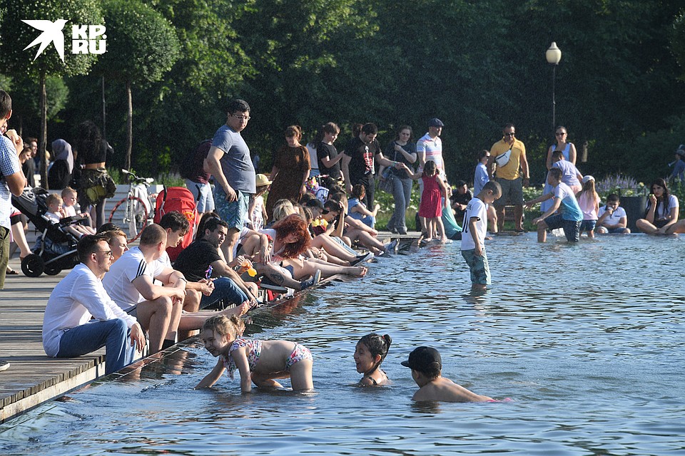 Взрослым сложней. Подержать в прохладной водичке ноги - и то счастье Фото: Михаил ФРОЛОВ