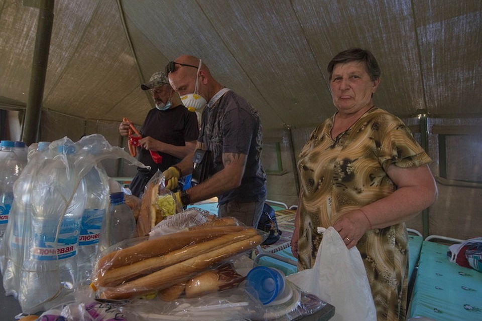 Сотрудники МЧС поставили палатку для людей, застрявших на нейтральной полосе, и привезли воду с едой Фото: Андрей ТРУБЕЦКИЙ