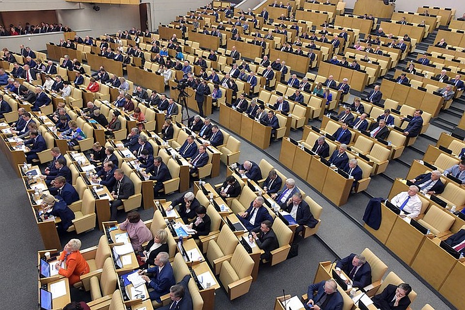 Депутаты хоть и зарабатывают по 400 тысяч рублей в месяц, но пенсия у них рассчитывается от денежного вознаграждения Фото: Владимир ВЕЛЕНГУРИН