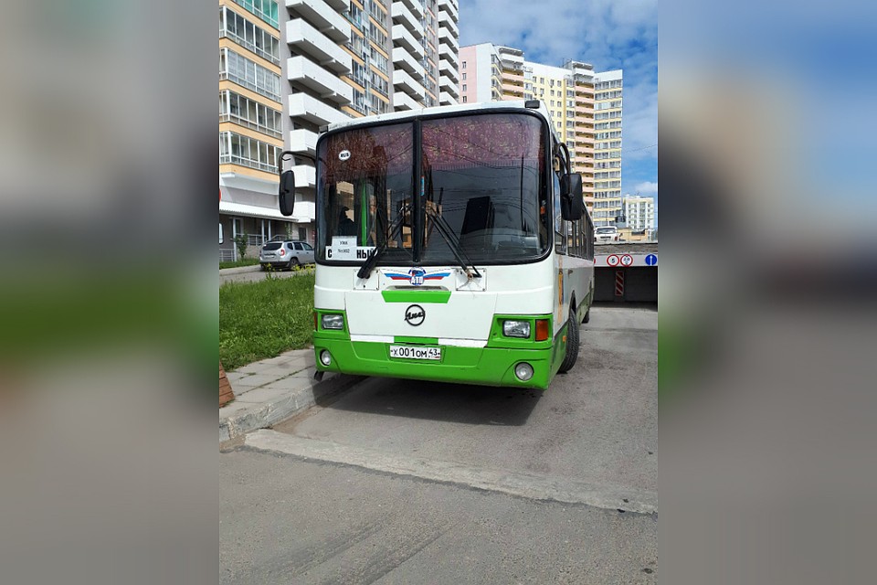 А в микрорайоне Солнечный для этой цели пригнали автобус. Фото: vk.com/zlo43