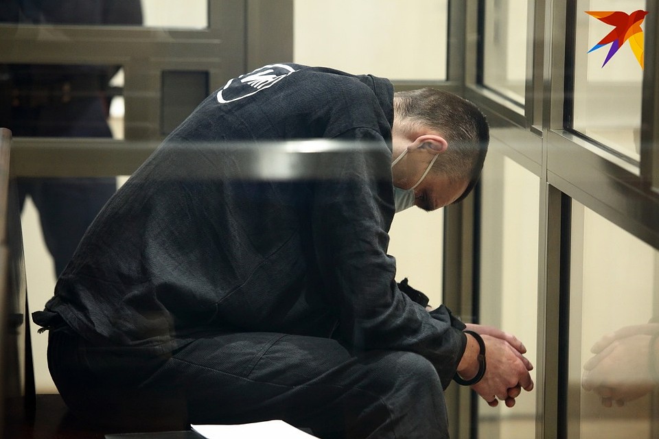 Обвиняемого Виктора Скрундика доставили в суд в спецодежде для смертников. На спине крупная надпись - ИМН (исключительная мера наказания). Фото: Святослав ЗОРКИЙ