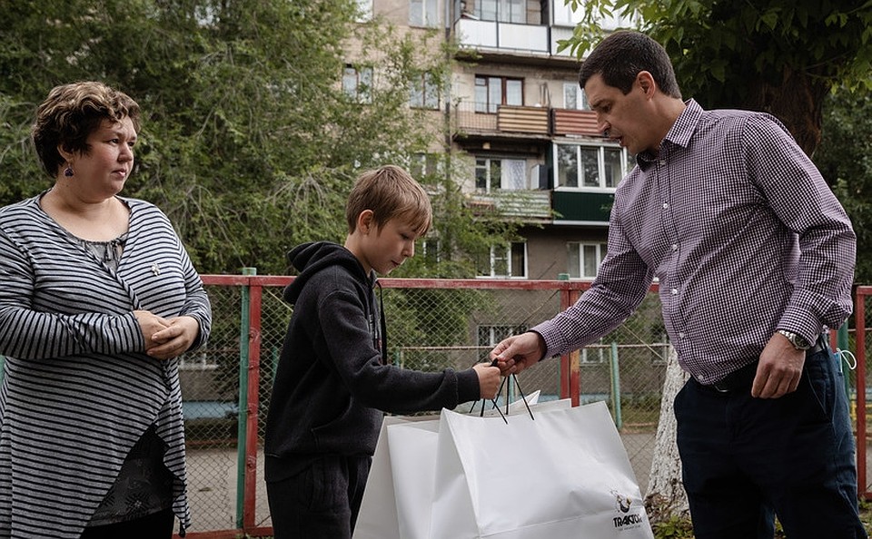 ХК «Трактор» также помог со сбором. Фото: ХК «Трактор»