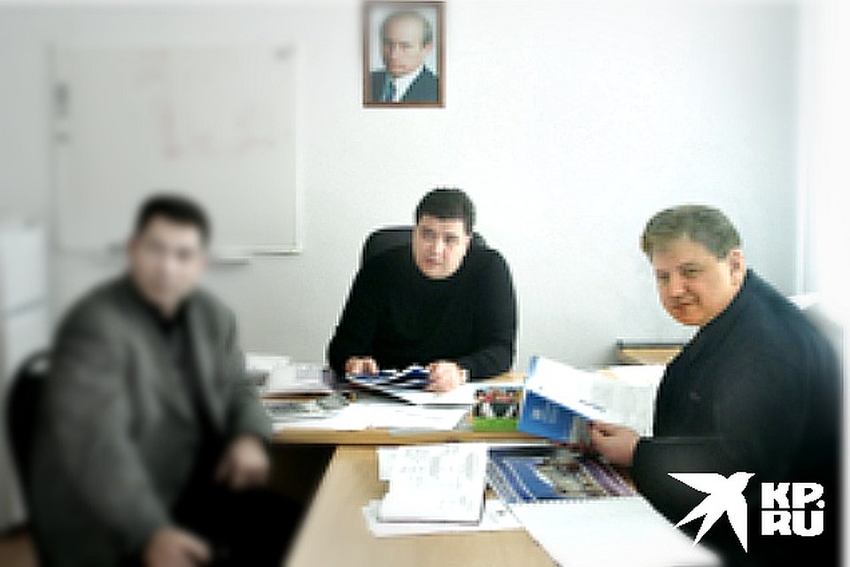На фото по центру сбежавший от правосудия Олег Биришев, справа - его убитый брат Александр.