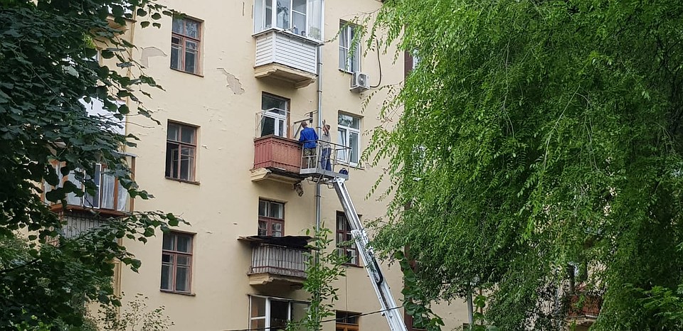 Балкон сотрудники УК решили демонтировать полностью. Фото: предоставлено пресс-центром ЖКХ.