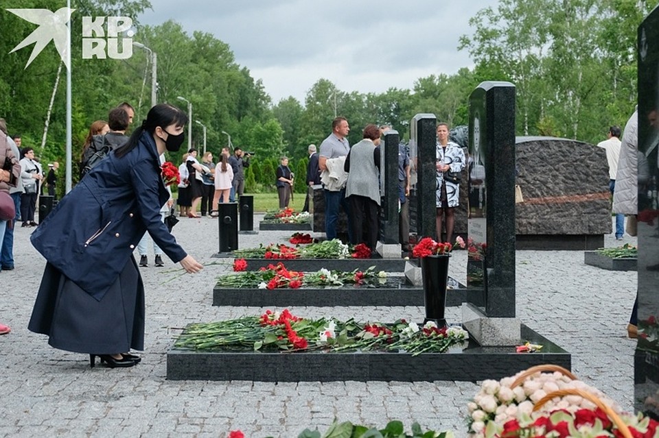 Попрощаться с погибшими пришли сотни людей Фото: Артем КИЛЬКИН