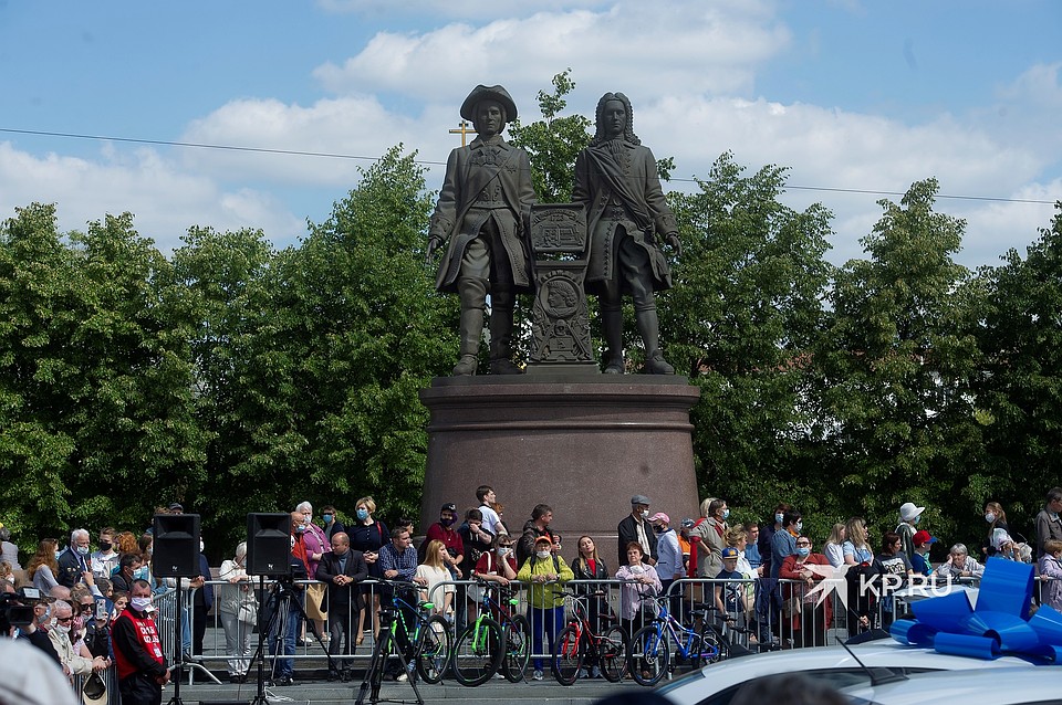 Екатеринбуржцы наблюдали за итогами розыгрыша. Фото: Алексей БУЛАТОВ