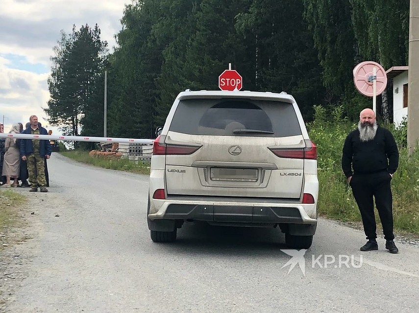 Прихожане Сергия частенько приезжают на элитных авто. Фото: Олег ГАЛИМОВ