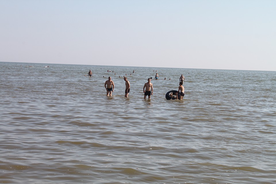 Люди ходят по морю Фото: Никита МАКАРЕНКОВ, Павел ХАНАРИН