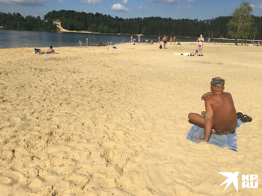 Соблюдать дистанцию на пляже легко, потому как места в бывшем карьере много. Подмосковье, Лыткарино. Фото: Павел КЛОКОВ