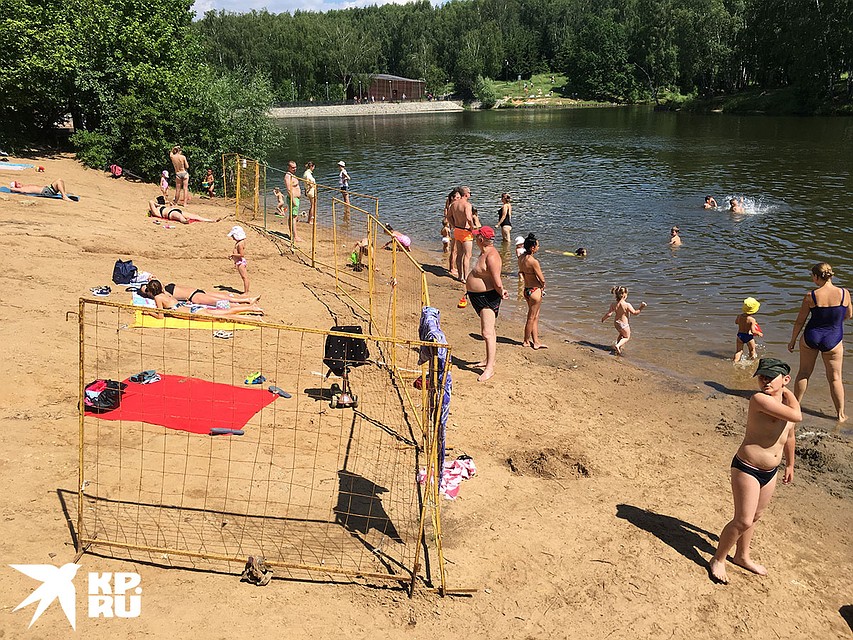 Одно из заграждений отдыхающие используют как калитку. Но еще проще - обойти забор справа (или слева). Фото: Павел КЛОКОВ