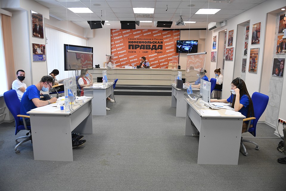 Волонтеров сплотило желание помогать и информировать людей. Фото: Михаил ФРОЛОВ