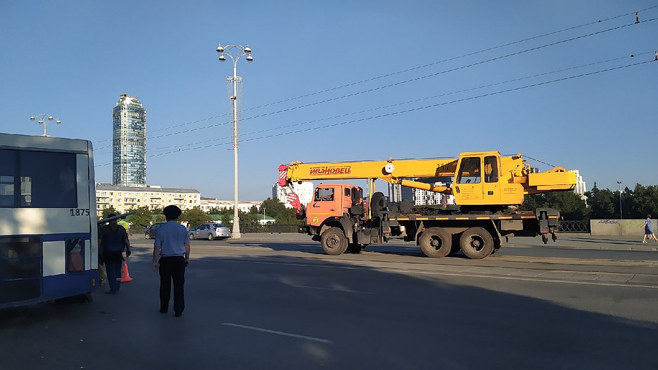 В 19:30 на место ДТП приехал автокран Фото: Евгений СТОЯНОВ