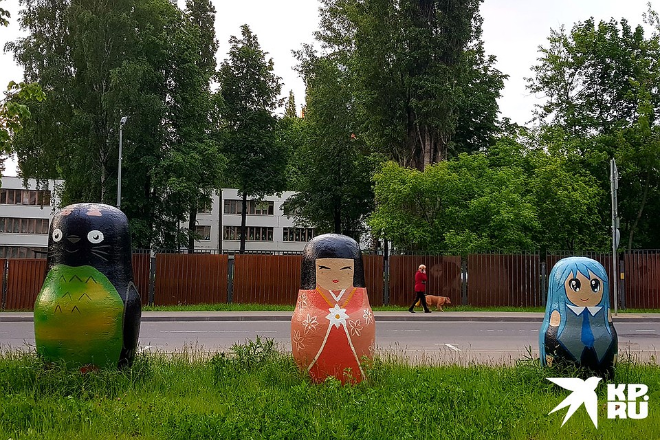 При въезде в район встречают скульптуры трех девиц в русских сарафанах, возле автосервиса стоят матрешки в виде рабочих, а возле новых домов – матрешки в стиле аниме. Фото: Алиса ТИТКО