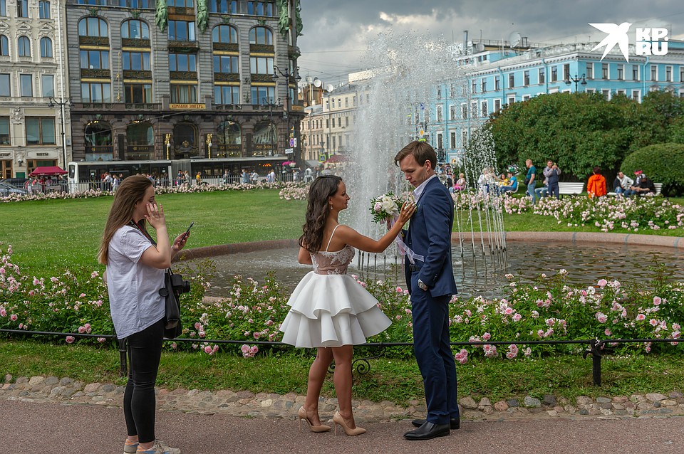Теперь женихов и невест частенько можно увидеть на улицах города Фото: Олег ЗОЛОТО