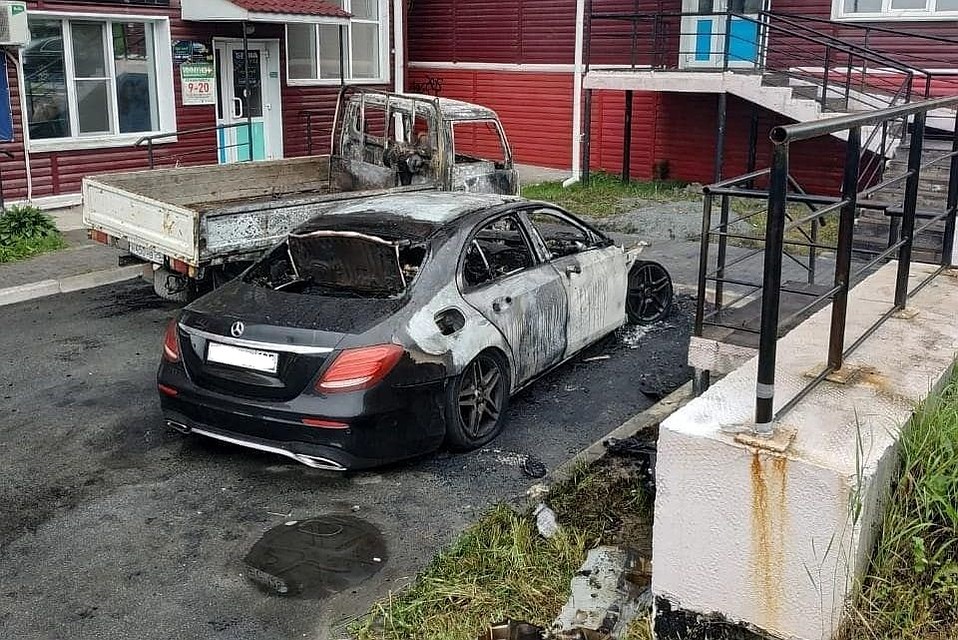 Огонь уничтожил Mercedes и перекинулся на грузовик. Фото: dps_nhk
