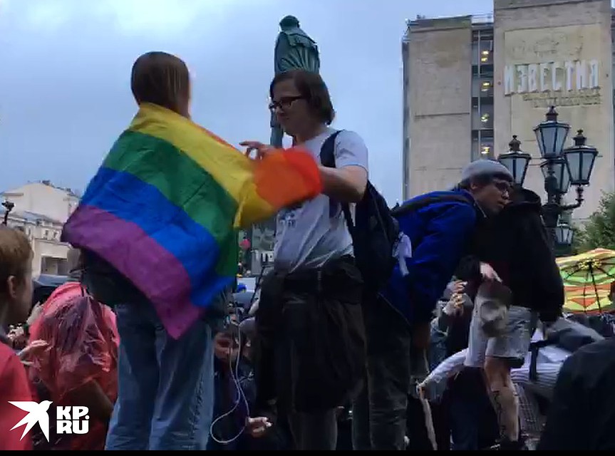 Протестующие с флагами на Пушкинской площади Фото: Александр БОЙКО