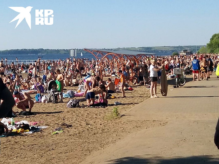 Несмотря на безумную жару, все пляжи в Пермском крае остаются закрытыми для посещений. Впрочем, горожан это не смущает. Фото: Наталья Рогозина