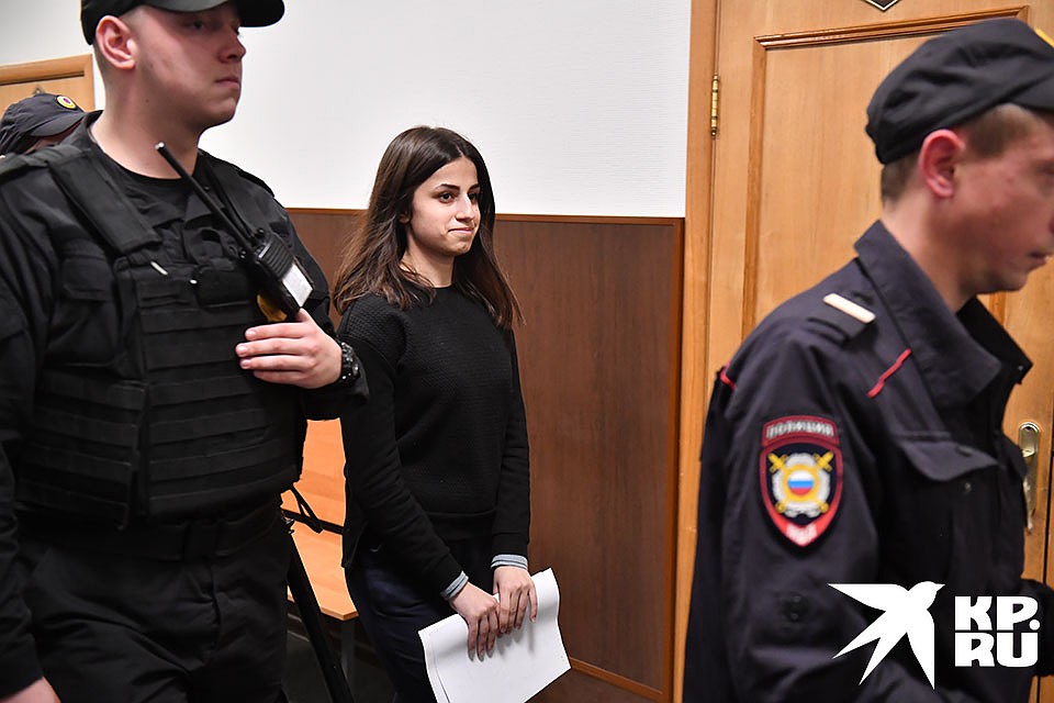Одна из сестер Хачатурян Ангелина, обвиняемая в убийстве своего отца Михаила Хачатуряна Фото: Виктор ГУСЕЙНОВ