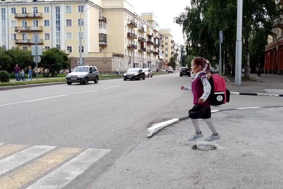 Ребенок возле пешеходного готов вот-вот выбежать на дорогу Фото: Екатерина РОМАНОВА