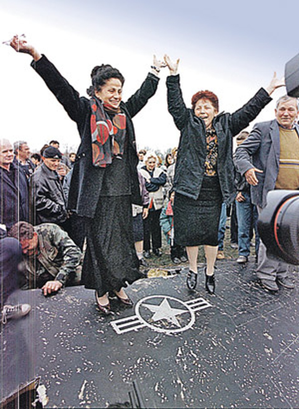 ...а так праздновали на крыле сбитого в марте 1999 года стелса сербы.