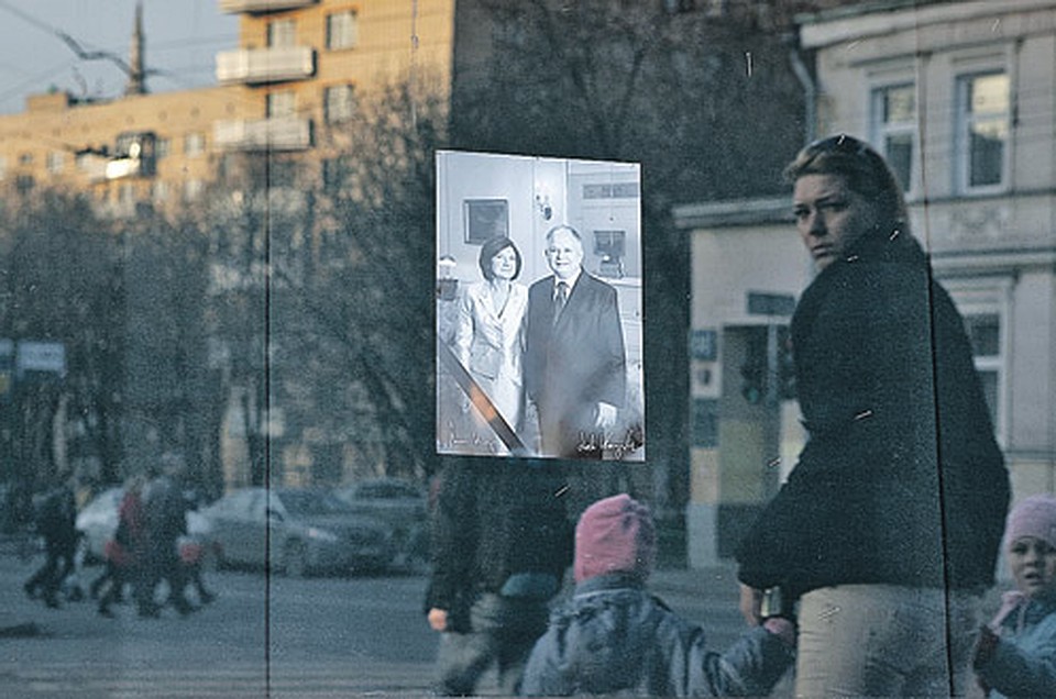 Портреты погибших в авиакатастрофе 10 апреля 2010 года президента Леха Качиньского и его супруги развешаны по всей Польше и не дают людям забыть о трагедии.