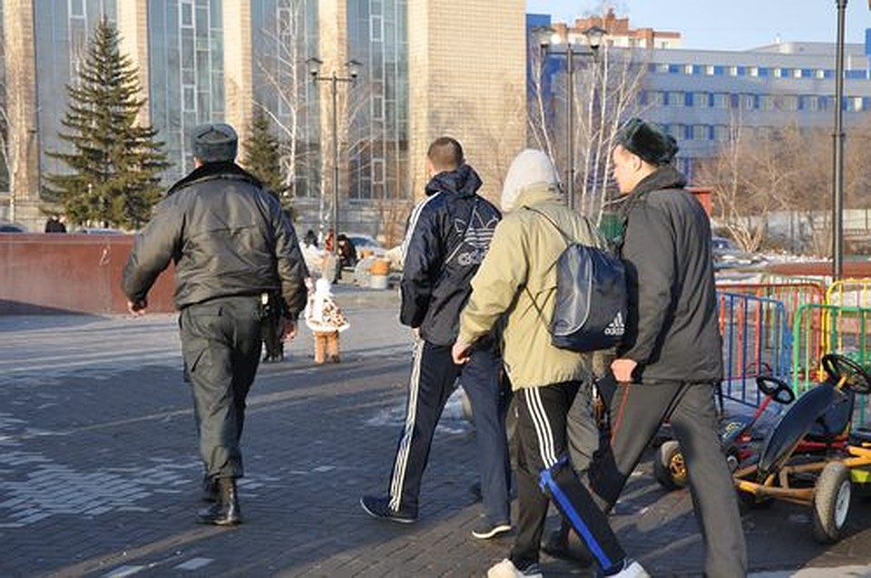 Новосибирские полицейские уводят подальше от зоозащитников догхантеров, которые тоже пришли на пикет Фото: Андрей КОПАЛОВ