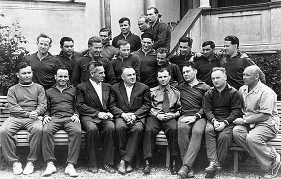 Первый отряд космонавтов после полета Гагарина на отдыхе в Сочи, май 1961 года. В гостях на даче у Сергея Королева.