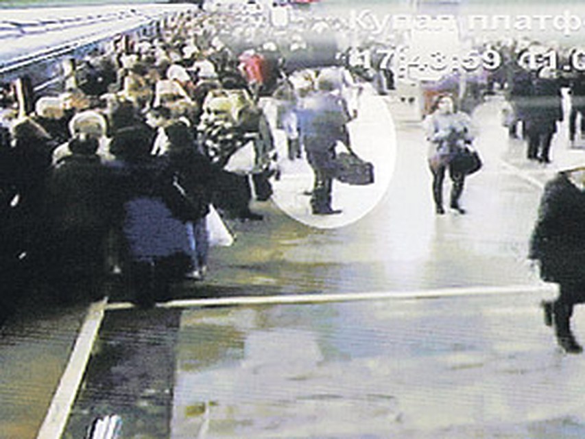 17.43 (время местное). Станция метро «Купаловская». Террорист приехал сюда с «Фрунзенской», в руках у него спортивная сумка. Совсем рядом дежурный милиционер разговаривает с контролером.