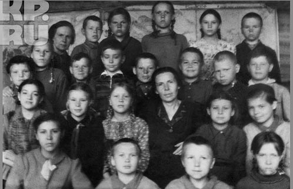 Миша Козаков - в центре (с опущенными глазами с белым воротничком). Фото 1942-43 года сделано заезжим шабашником-фотокором.