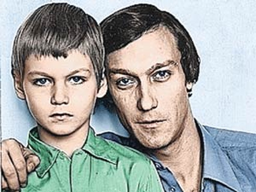 Когда Филипп был маленьким, он очень любил какао с пончиками. И папа мог достать их ему хоть из-под земли.