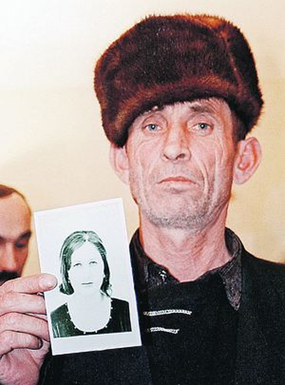 Виса Кунгаев, отец убитой Будановым Эльзы, во время судейских слушаний всем показывал фото дочери, которой лишился.