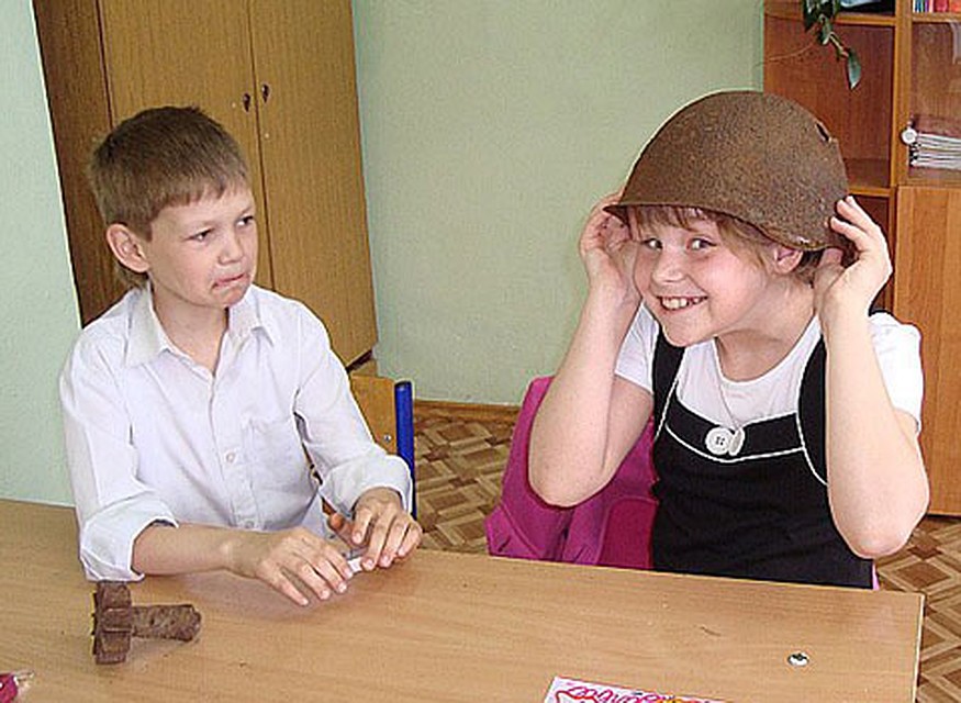 Привезенные трофеи посковики передают в школьные музеи.