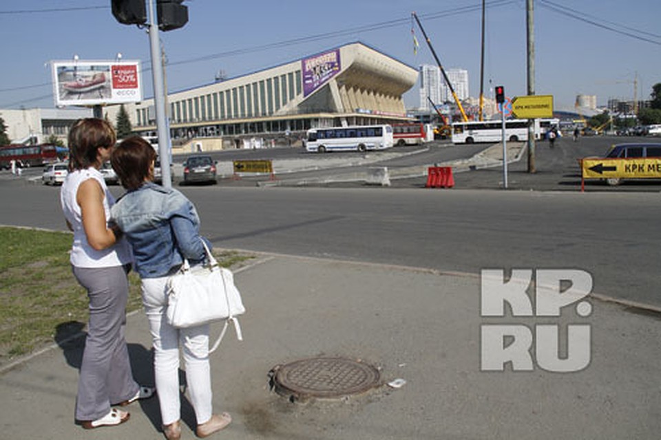 Непонятный пешеходный переход на пересечении ул. Красная и ул. Труда. Где идти пешеходам, если всюду дороги? Фото: Валерий ЗВОНАРЕВ