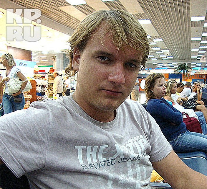 В последнее время Сергей работал администратором в крупном магазине.