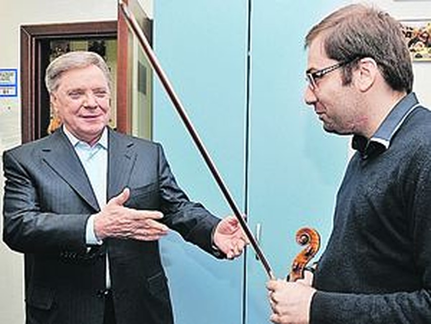 В коридорах радио «КП» Борис Громов случайно встретил известного скрипача Дмитрия Когана, который пришел сыграть нашим слушателям на старинной скрипке Гварнери. Музыкант тут же сыграл и для губернатора.