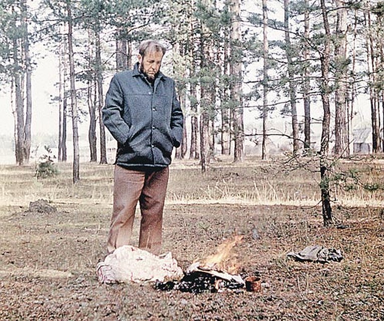 Александр Исаевич сжигает рукопись своей книги «Архипелаг ГУЛАГ», перефотографированную перед этим на микропленку для отправки за рубеж. Он, кстати, сжигал все без исключения свои рукописи, полагая, что таким образом КГБ не установит его авторства.