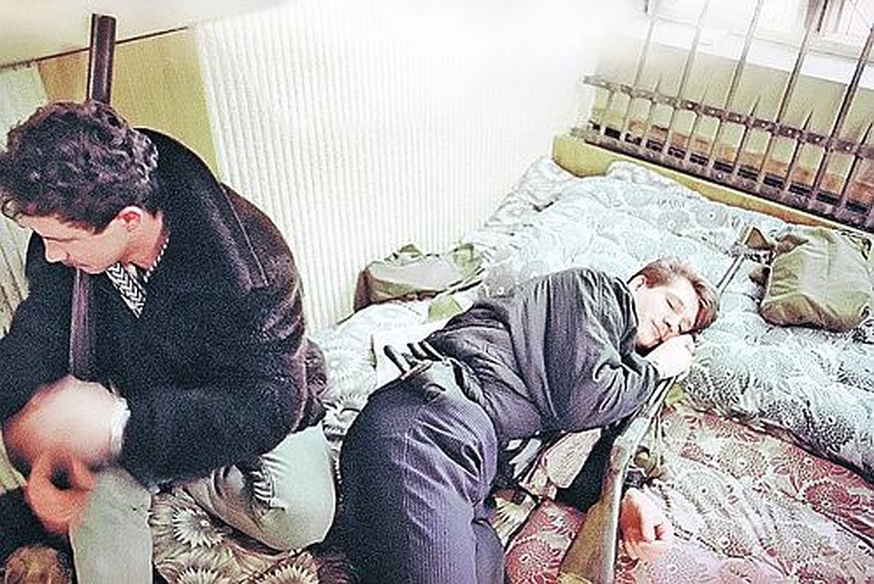 Интересный кадр, сделанный в январе 1991 года журналистами АП: защитники литовского парламента спят в обнимку с двустволками. К вопросу о том, воевали ли они голыми руками...